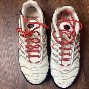 Nike Airmax plus excellent condition
size 4.5 youth = women’s 6.0
Come with box